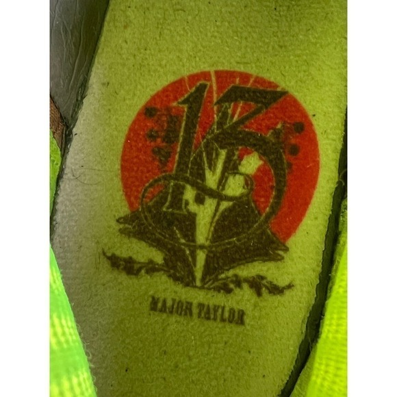 Athletic_Shoes